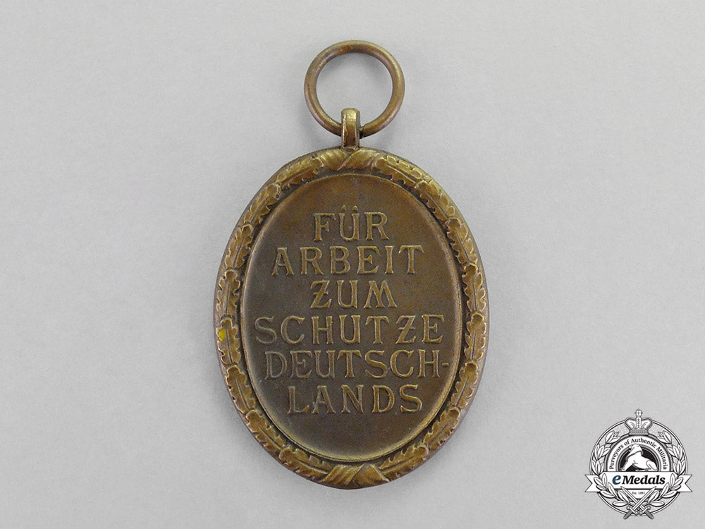 germany._a_german_west_wall_medal_c18-907