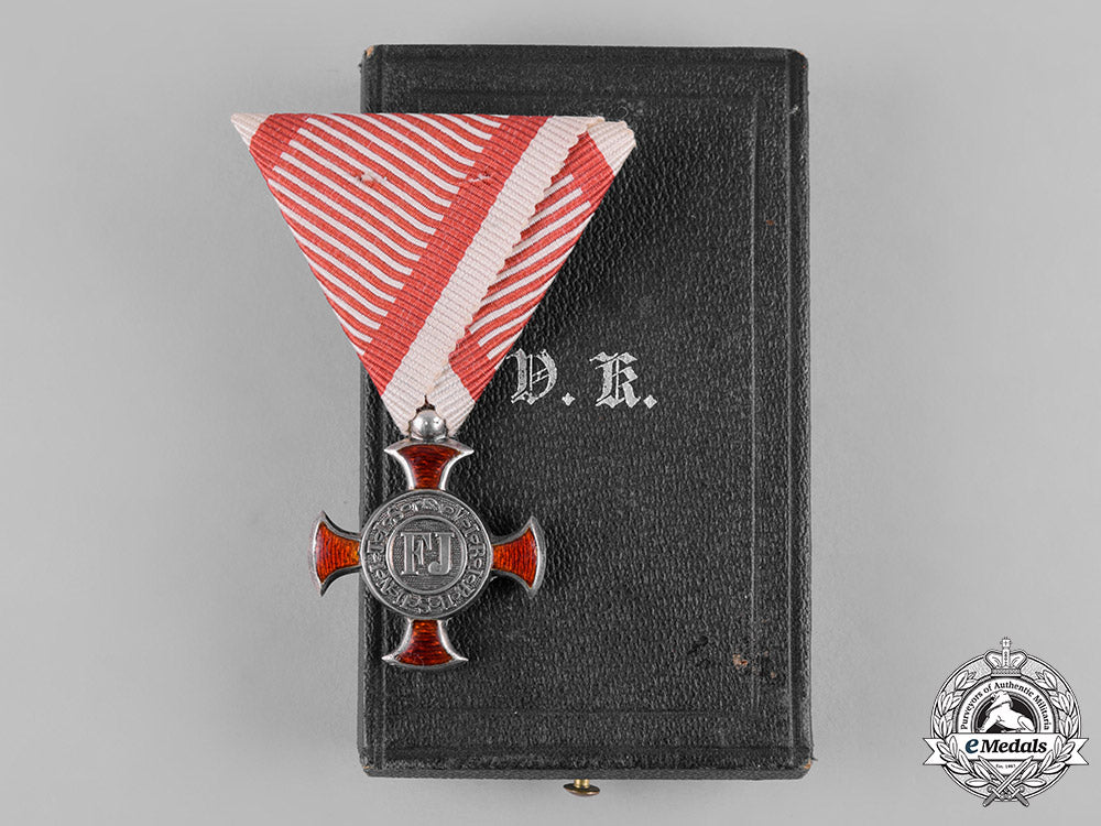 austria,_imperial._a_cross_of_merit,_iv_class,_with_case,_by_f._braun_c19-0326_1_1