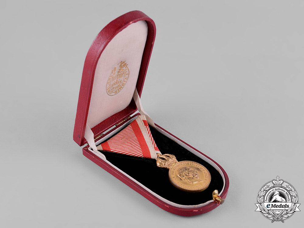 austria,_imperial._a_military_merit_medal_in_bronze,_with_case,_by_c.f._rothe&_neffe_c19-0359