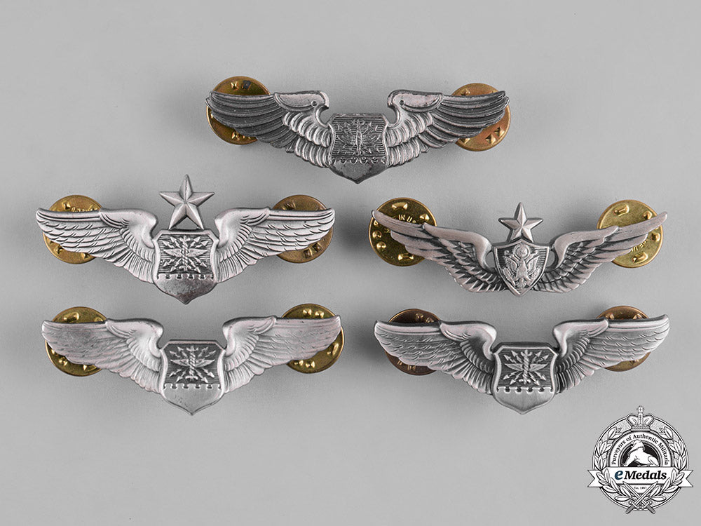 united_states._a_lot_of_five_united_states_air_force(_usaf)_badges,_reduced_size_c19-0445