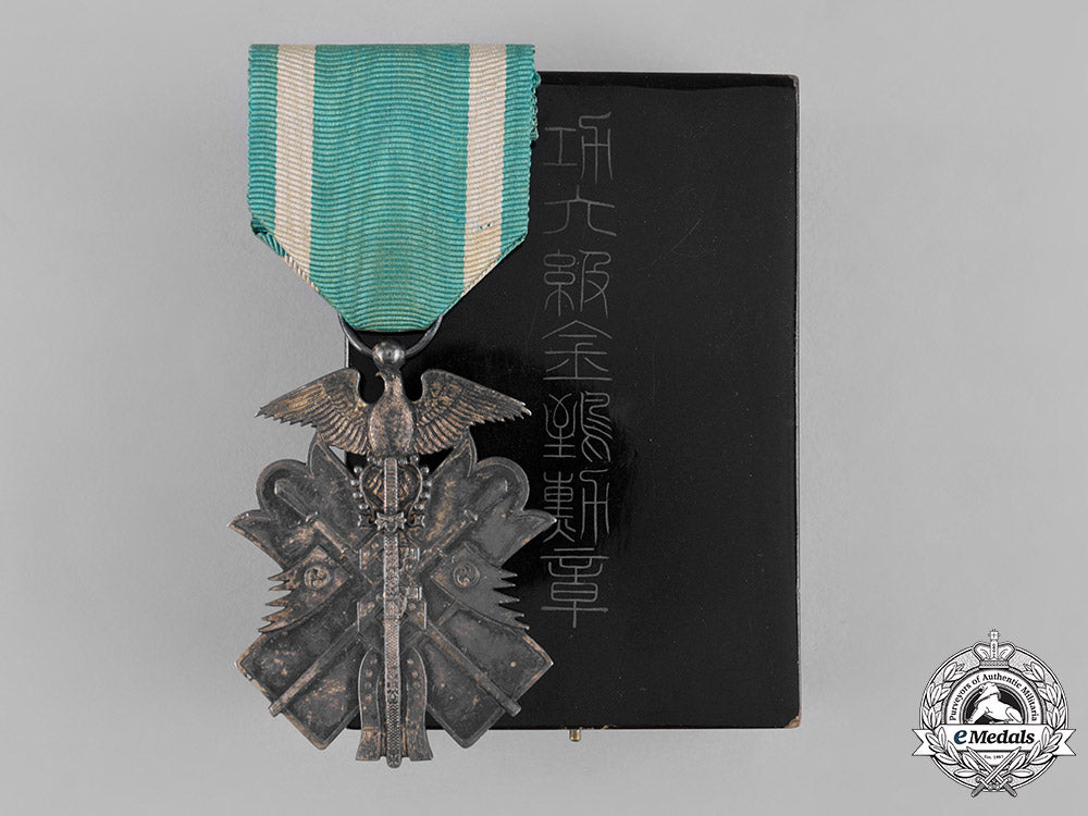 japan._an_order_of_the_golden_kite,_vii_class_with_case_c19-0626