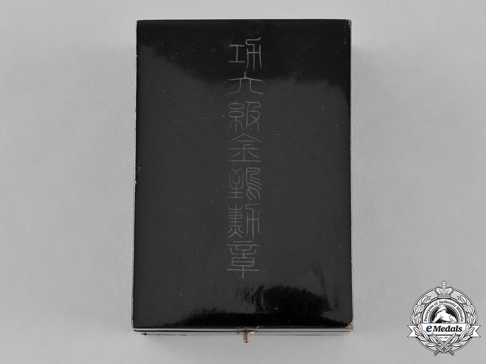 japan._an_order_of_the_golden_kite,_vii_class_with_case_c19-0633