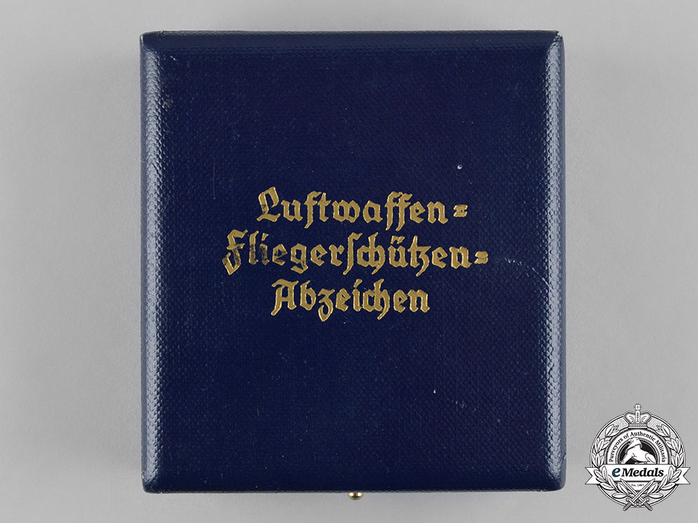 germany,_luftwaffe._an_air_gunner_badge_with_case,1957_issue_c19-1528