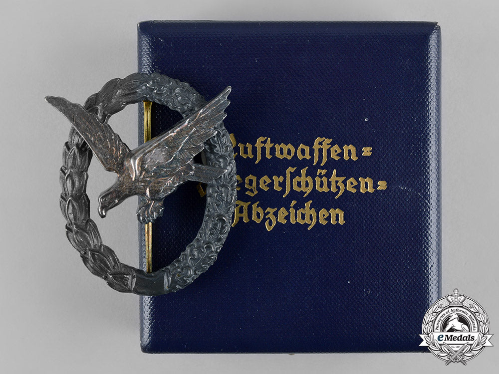 germany,_luftwaffe._an_air_gunner_badge_with_case,1957_issue_c19-1529