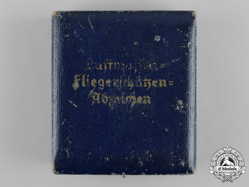 germany,_luftwaffe._an_air_gunner&_radio_operator_badge_in_case,_by_c.e._juncker_c19-1701