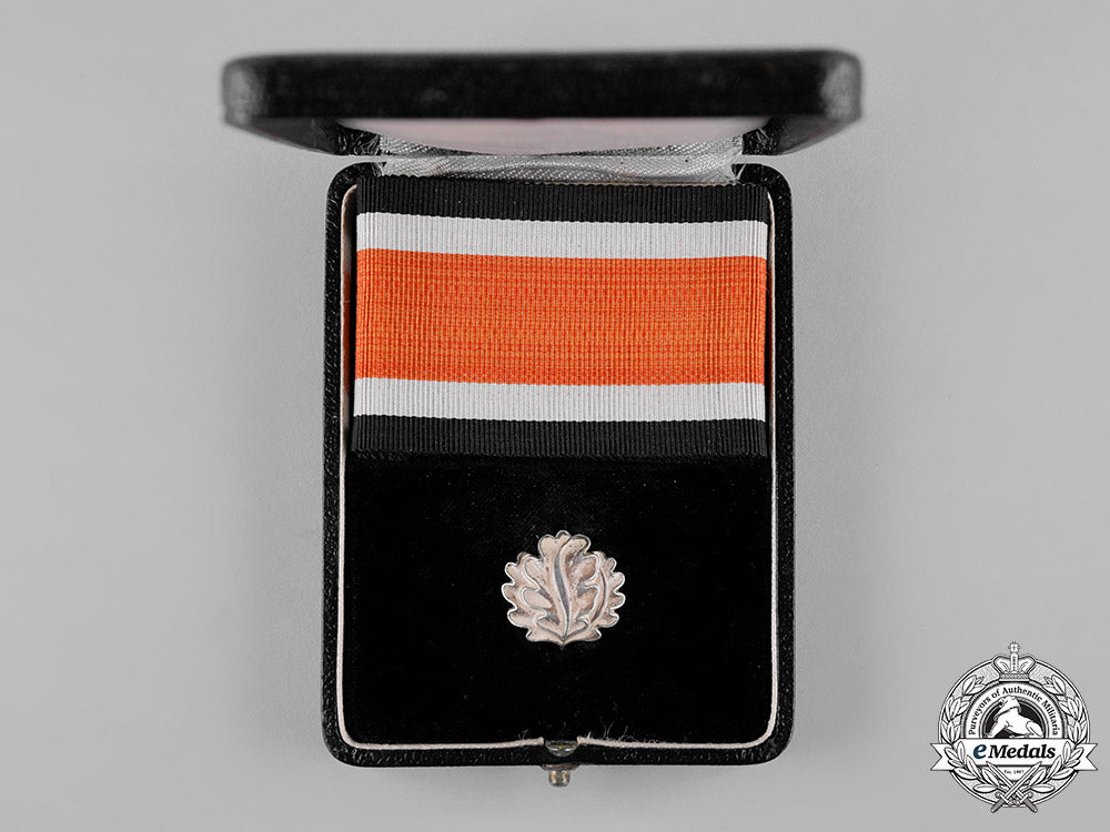 germany,_third_reich._a_type_i_oakleaves_to_the_knights_cross_with_case&_ribbon,_by_gebrüder_godet&_co._c19-2007