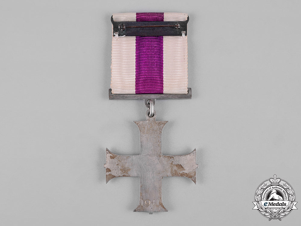 united_kingdom._a_gvi_military_cross_with_case_c19-2487
