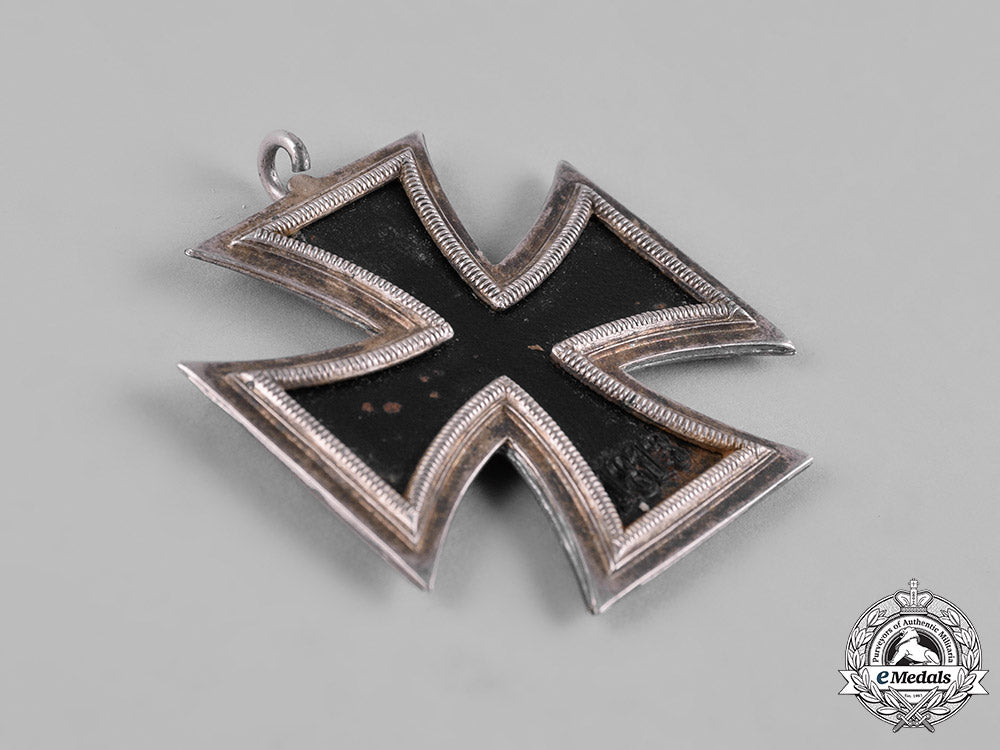 germany,_wehrmacht._a_rare_round31939_iron_cross,_ii_class,_deschler&_sohn_c19-261