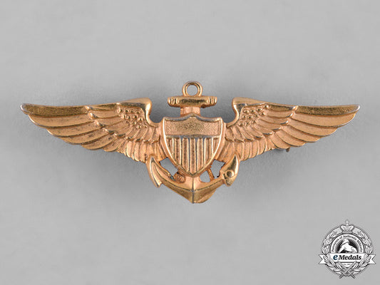 united_states._a_naval_aviator_collar_badge,_c.1944_c19-2909