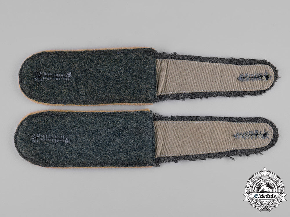 germany,_luftwaffe._a_pair_of1_st_paratroop_panzer_division_hermann_göring_em/_nco’s_shoulder_straps_c19-3051