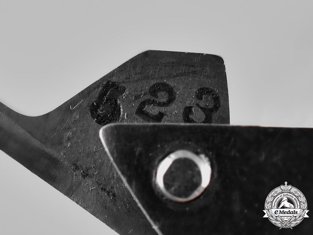 germany,_luftwaffe._a_fallschirmjäger_gravity_knife,_by_smf_solingen_c19-3437_1