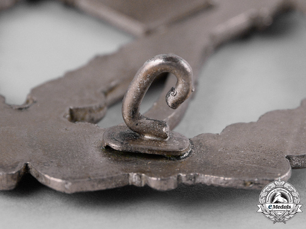 germany,_wehrmacht._a_infantry_assault_badge_in_silver,_by_deschler&_sohn_c19-3608_1