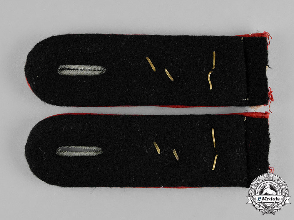 germany,_waffen-_ss._a_pair_of_shoulder_straps_for_a_artillery_ss-_obersturmführer_in_the1_st_ss_panzer_division_lah_c19-389