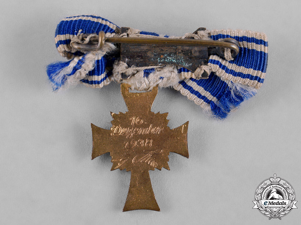 germany,_third_reich._a_cased_honour_cross_of_the_german_mother,_gold_grade,_by_ziemer&_söhne_c19-423