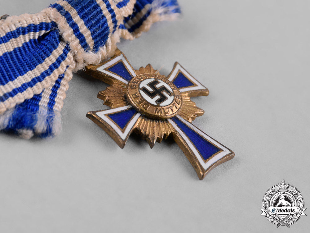 germany,_third_reich._a_cased_honour_cross_of_the_german_mother,_gold_grade,_by_ziemer&_söhne_c19-424