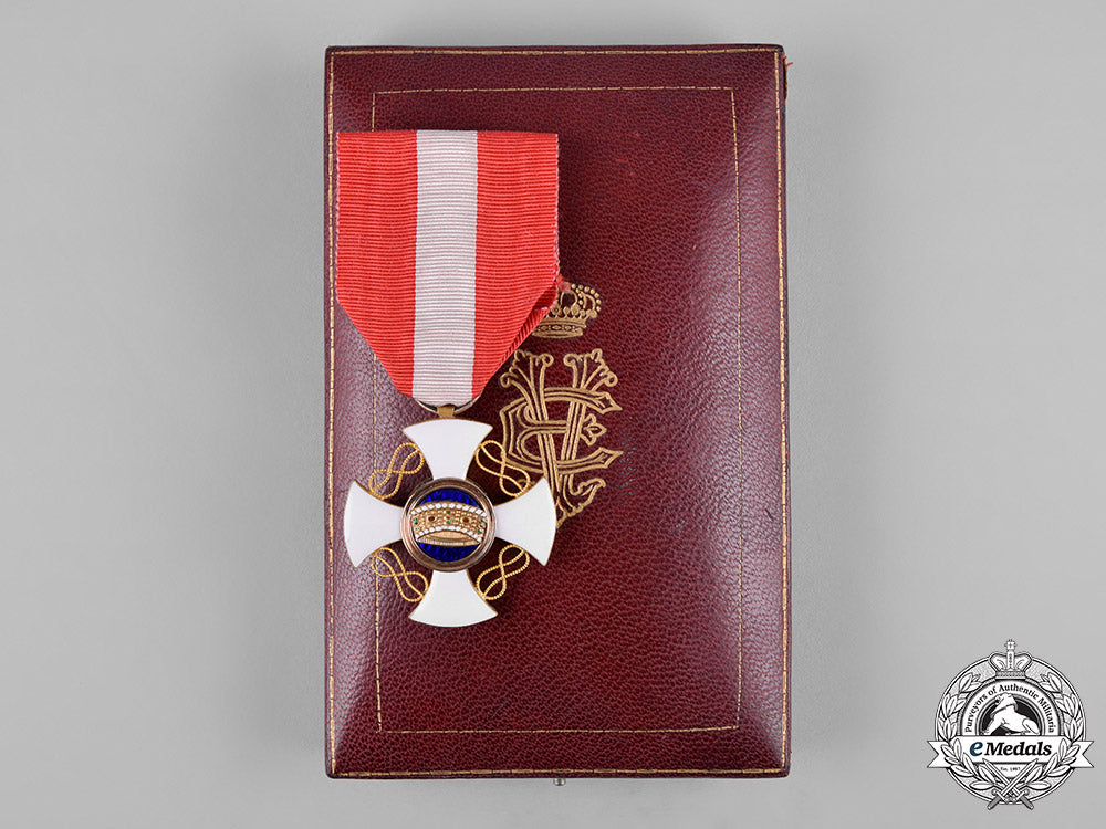 italy,_kingdom._an_order_of_the_crown_of_italy_in_gold,_v_class_knight_with_case_c19-4285