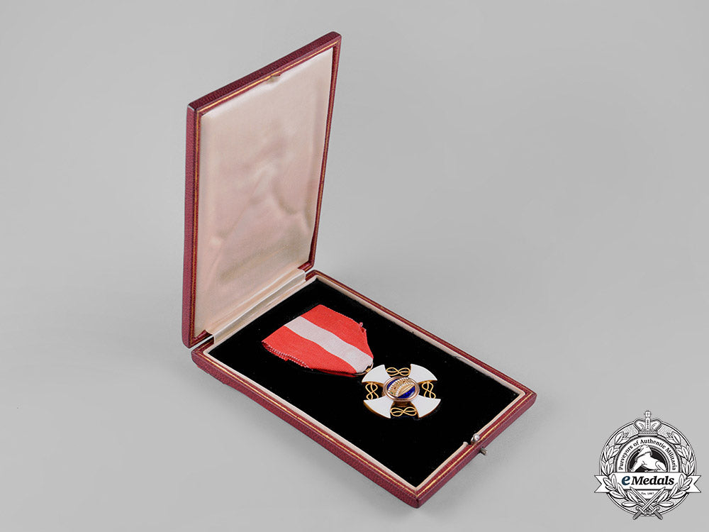 italy,_kingdom._an_order_of_the_crown_of_italy_in_gold,_v_class_knight_with_case_c19-4292