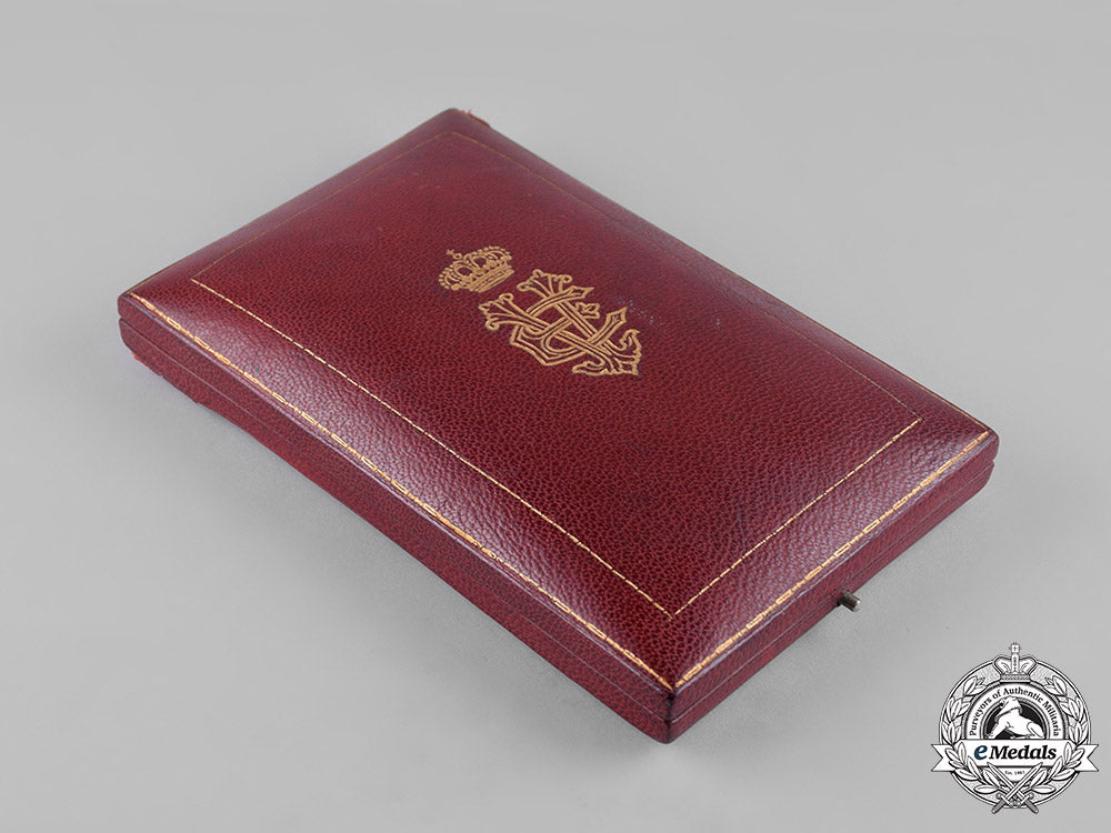 italy,_kingdom._an_order_of_the_crown_of_italy_in_gold,_v_class_knight_with_case_c19-4293