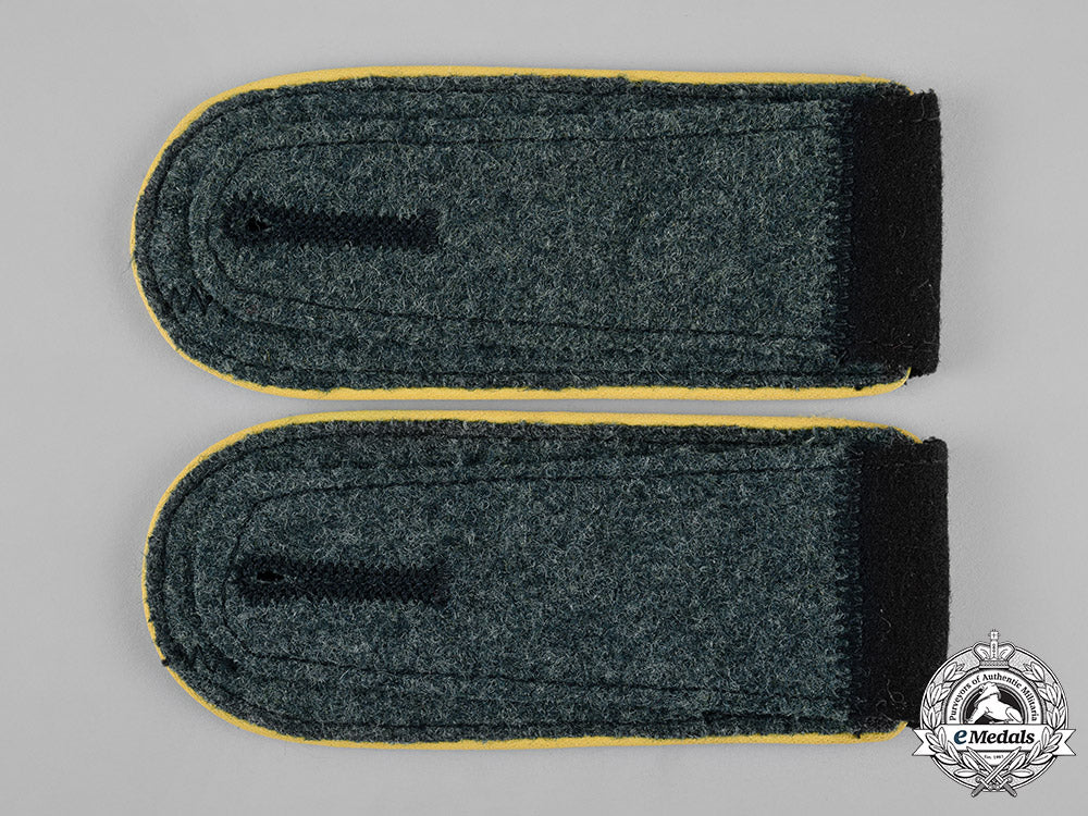 germany,_waffen-_ss._a_set_of_waffen-_ss_mann_signals_shoulder_straps_c19-4814