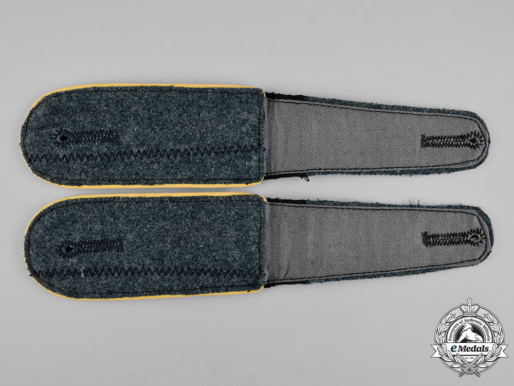 germany,_waffen-_ss._a_set_of_waffen-_ss_mann_signals_shoulder_straps_c19-4815