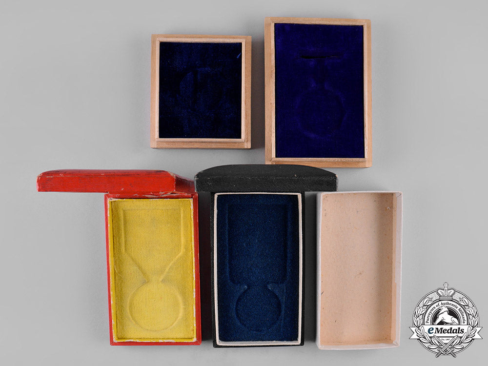 japan,_imperial._a_lot_of_five_medal&_decoration_cases_c19-4911_1_1