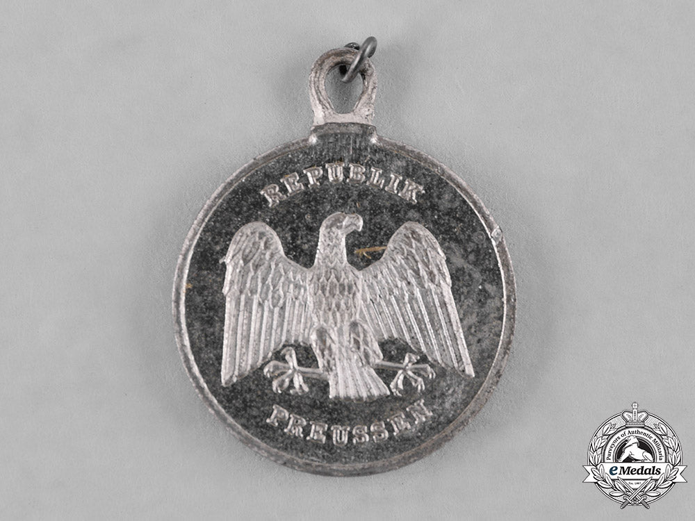 germany,_weimar._a_medal_for_rescue_from_danger_with_miniature_c19-5206