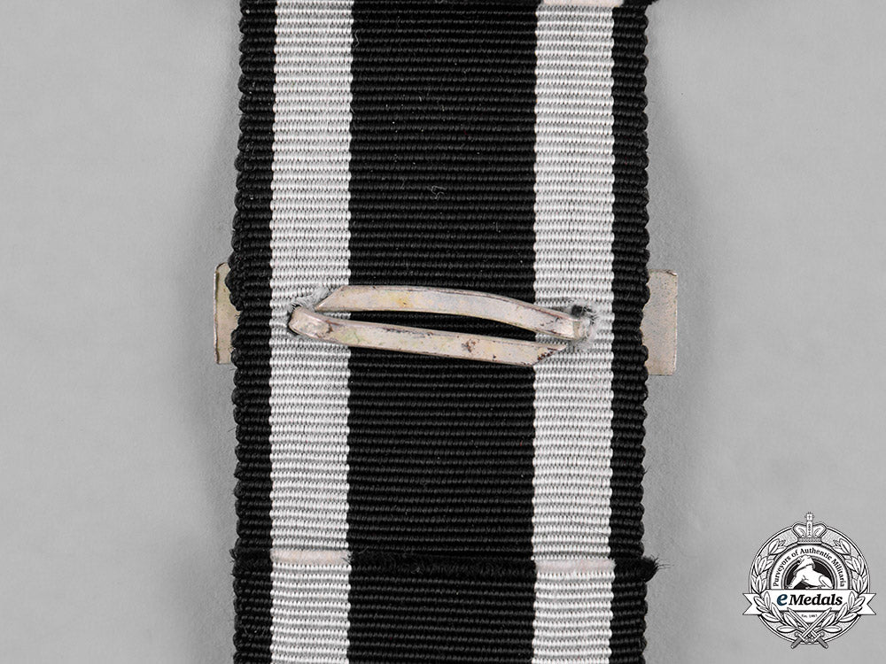 germany,_federal_republic._a1914_iron_cross_ribbon_with1939_clasp,_post-1957_reissue_c19-5240