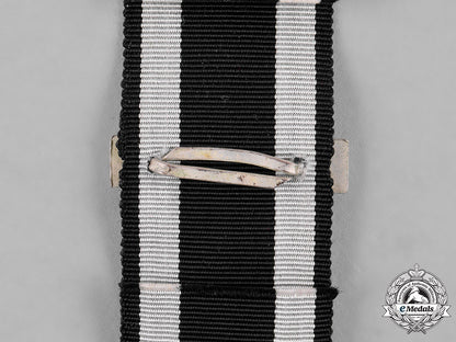 germany,_federal_republic._a1914_iron_cross_ribbon_with1939_clasp,_post-1957_reissue_c19-5240