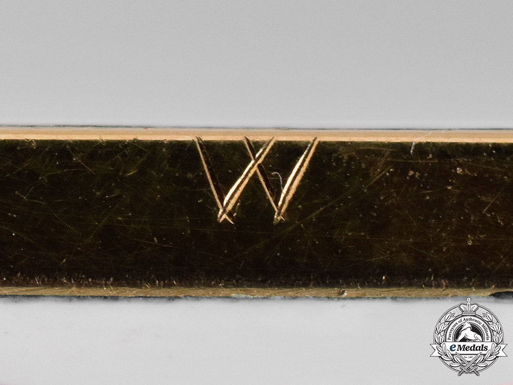 prussia._an_order_of_the_red_eagle_in_gold,_military_division,_ii_class_with_swords,_by_wagner,_c.1915_c19-6078