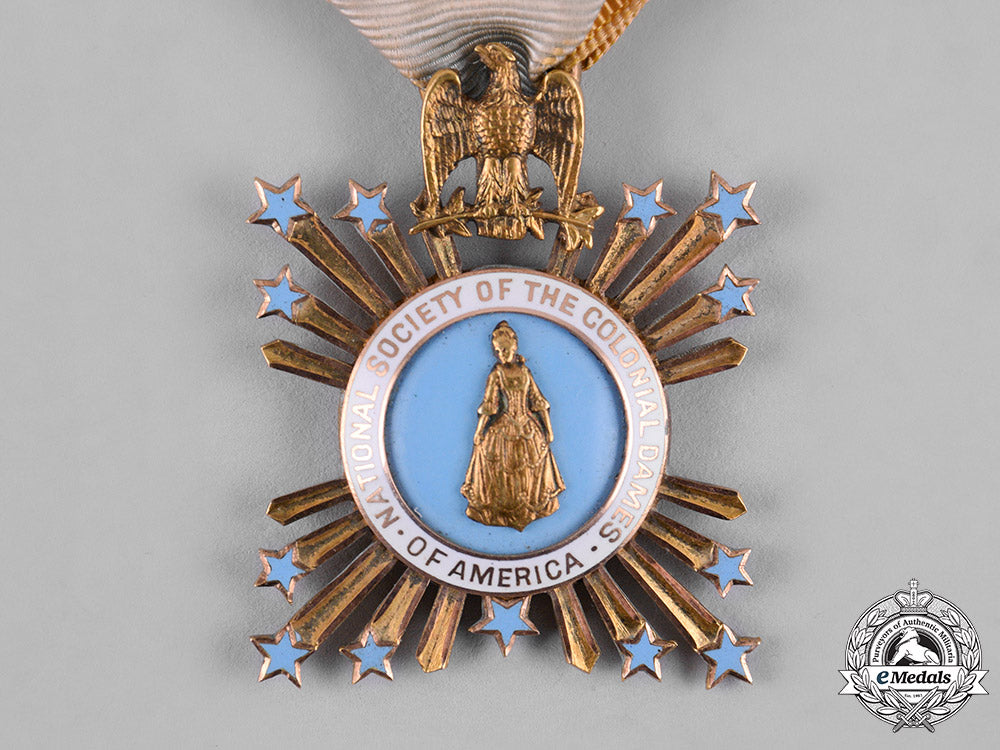 united_states._an_american_society_of_the_colonial_dames_badge,_named_to_susie_adelaide_pearce_c19-6566_1_1