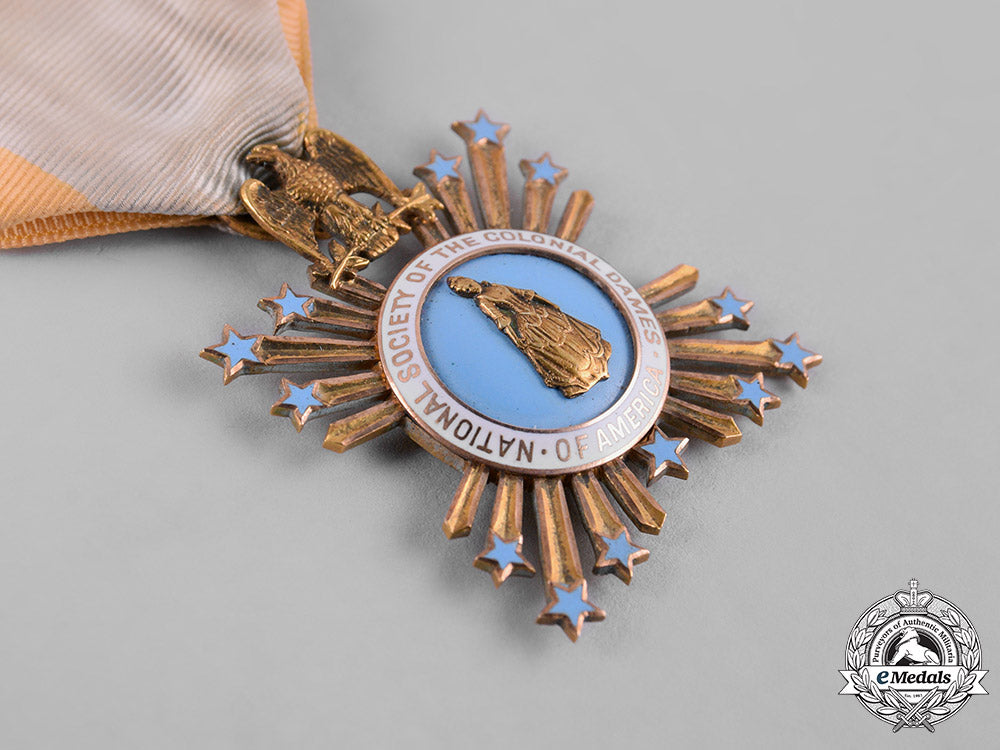 united_states._an_american_society_of_the_colonial_dames_badge,_named_to_susie_adelaide_pearce_c19-6568_1_1