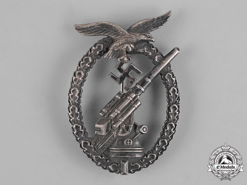 germany,_luftwaffe._a_flak_badge_with_case_of_issue_c19-802_2