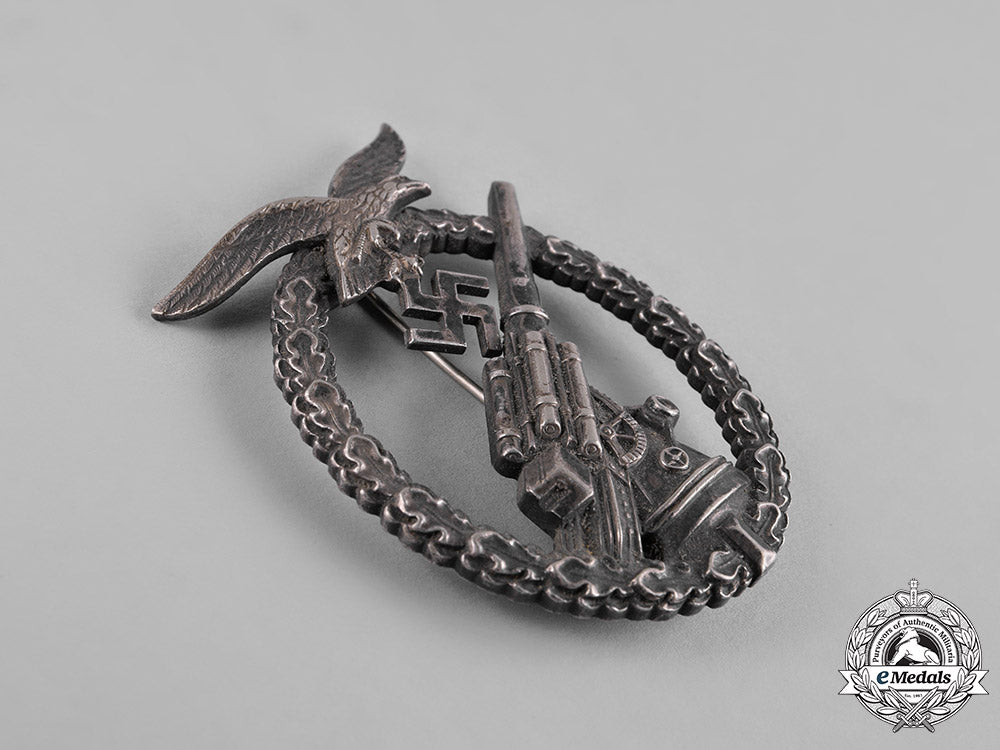 germany,_luftwaffe._a_flak_badge_with_case_of_issue_c19-804_2