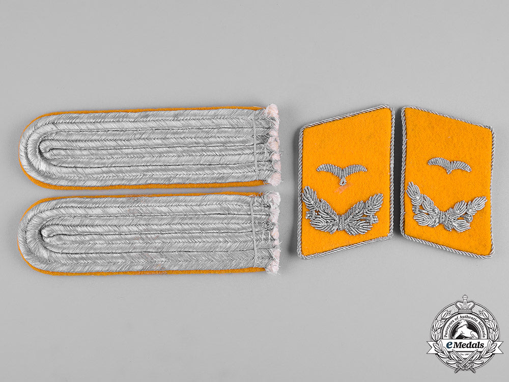 germany,_luftwaffe._a_pair_of_flight_lieutenant_rank_shoulder_boards_and_collar_tabs_c19-8499