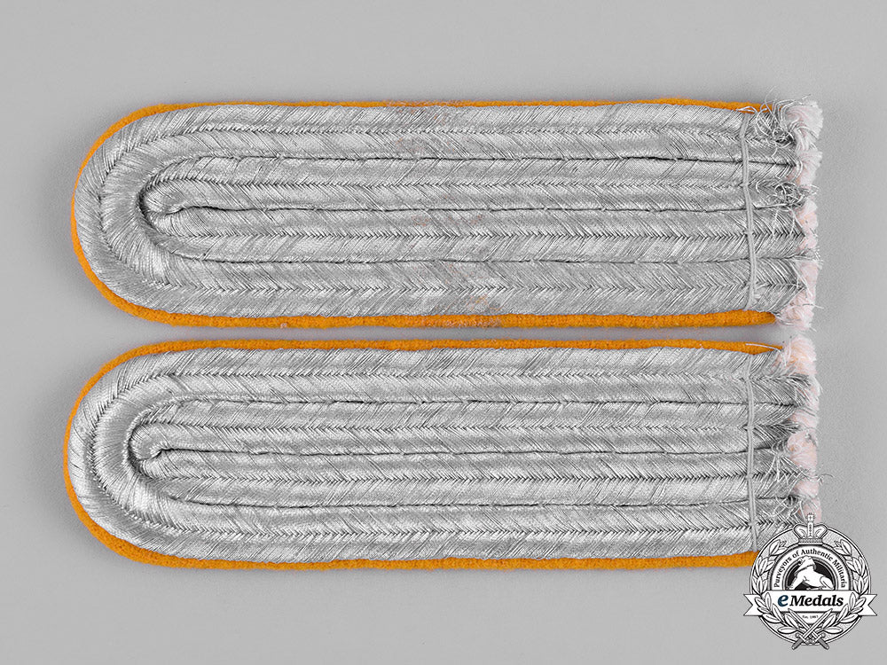 germany,_luftwaffe._a_pair_of_flight_lieutenant_rank_shoulder_boards_and_collar_tabs_c19-8500