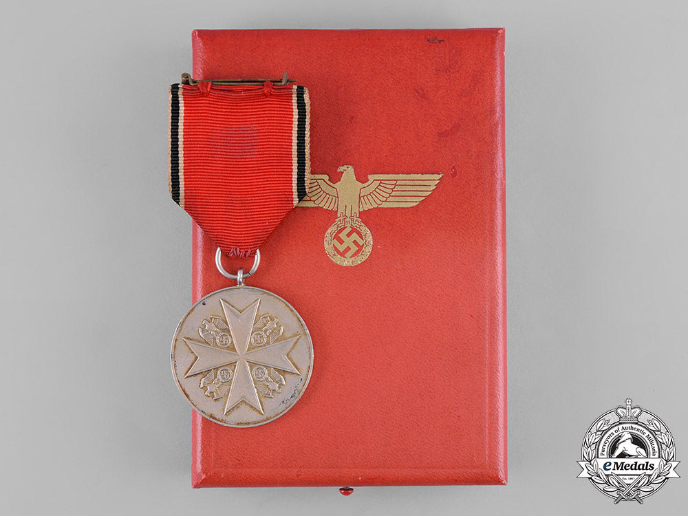 germany,_third_reich._an_order_of_the_german_eagle,_merit_medal_in_silver,_by_the_official_berlin_mint_c19-8520_1_1_2_1_2