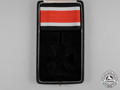 germany,_third_reich._a_knight’s_cross_of_the_iron_cross_case_and_ribbon_c19-8583