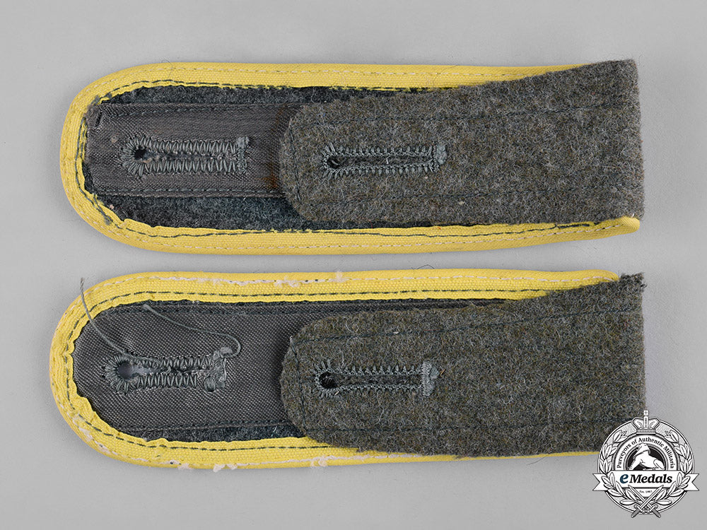 germany,_heer._a_pair_of_signals_em_shoulder_straps_c19-8911