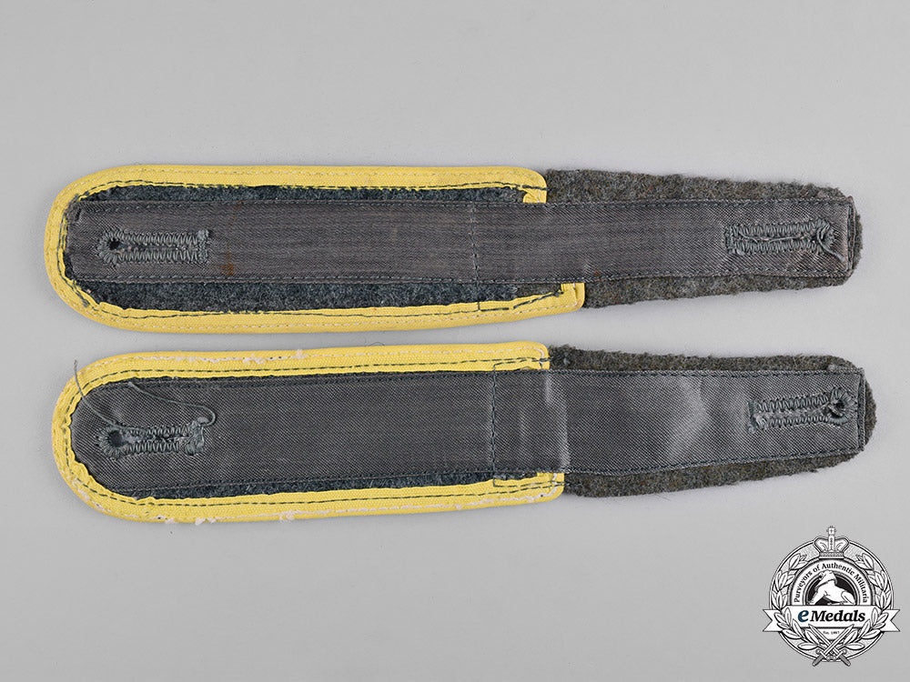 germany,_heer._a_pair_of_signals_em_shoulder_straps_c19-8912