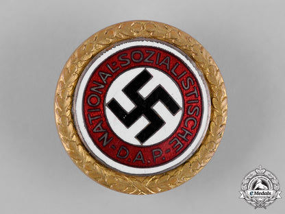 germany,_nsdap._a_large_golden_party_badge_by_deschler&_sohn(75987)_c19-900