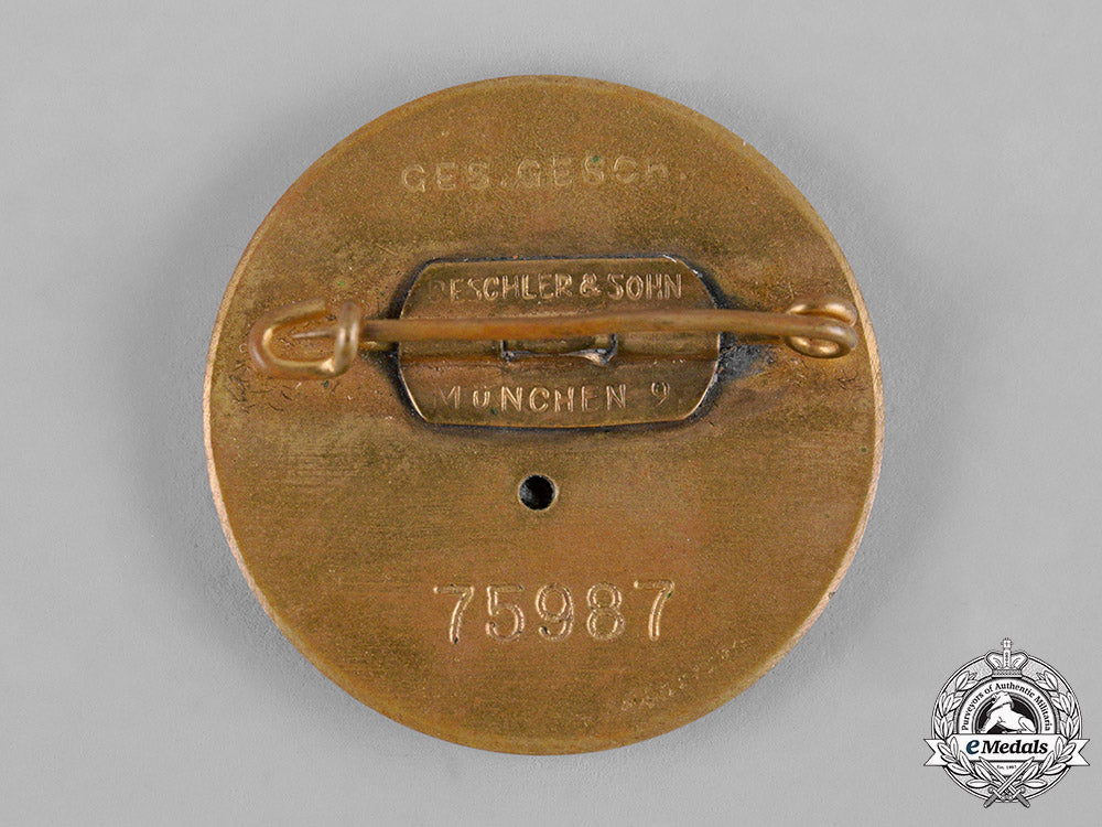 germany,_nsdap._a_large_golden_party_badge_by_deschler&_sohn(75987)_c19-901