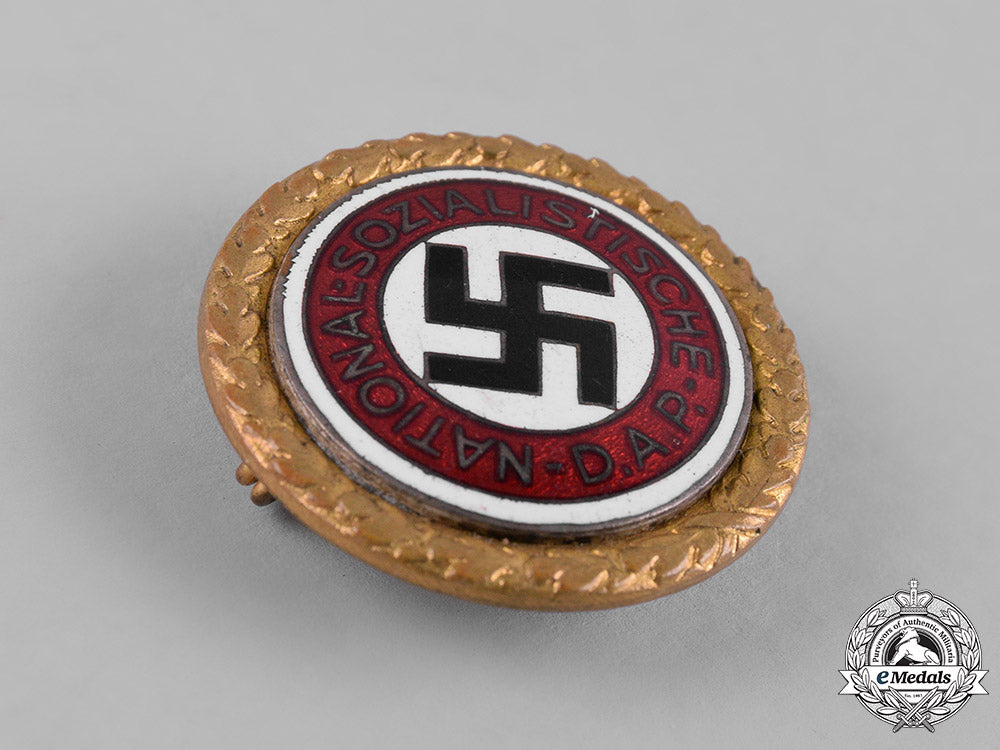 germany,_nsdap._a_large_golden_party_badge_by_deschler&_sohn(75987)_c19-902