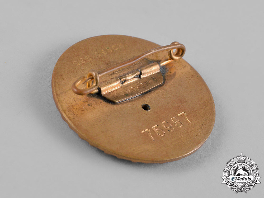 germany,_nsdap._a_large_golden_party_badge_by_deschler&_sohn(75987)_c19-903