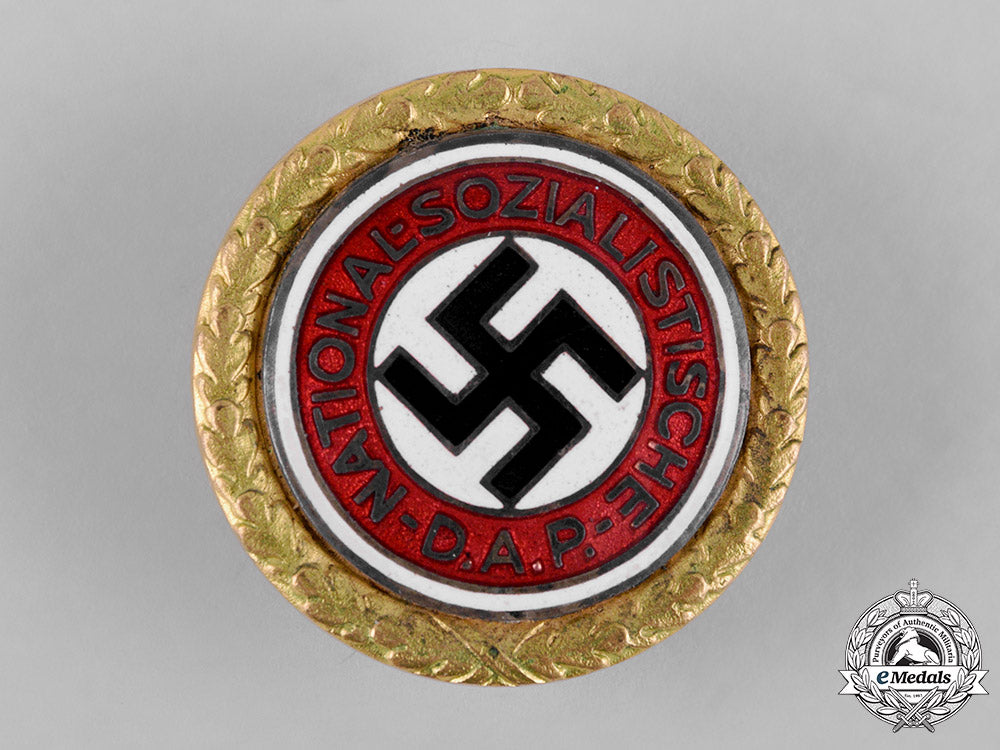 germany,_nsdap._a_golden_party_badge,_large_version,_by_deschler&_sohn(84986)_c19-915