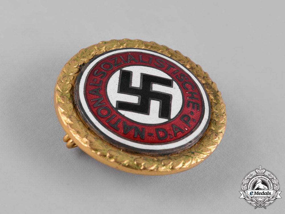 germany,_nsdap._a_golden_party_badge,_large_version,_by_deschler&_sohn(84986)_c19-917