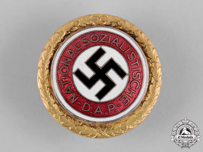 germany,_nsdap._a_golden_party_badge,_large_version,_by_deschler&_sohn(89035)_c19-920