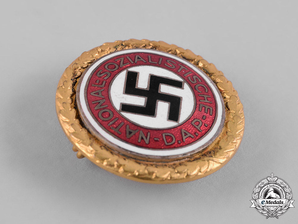 germany,_nsdap._a_golden_party_badge,_large_version,_by_deschler&_sohn(89035)_c19-922