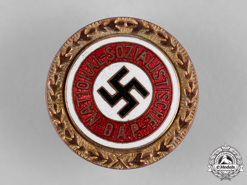 germany,_nsdap._a_golden_party_badge,_small_version,_by_josef_fuess(91704)_c19-930