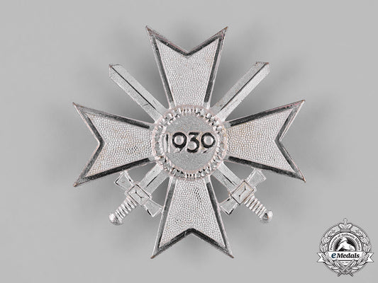 germany,_federal_republic._a_war_merit_cross,_i_class_with_swords,1957_version_c19_0008