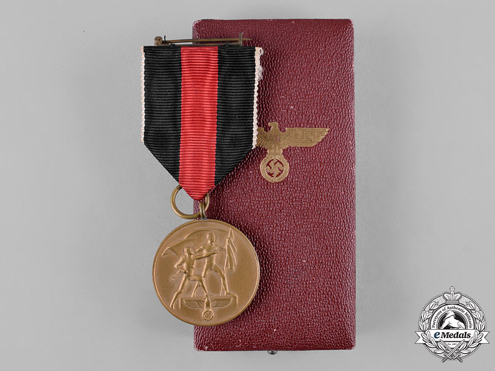 germany,_wehrmacht._a_sudetenland_medal_with_prague_castle_bar,_with_case,_by_deschler&_sohn_c19_1581_1